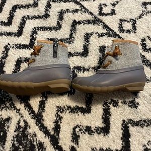 Size 9 girls sperrys